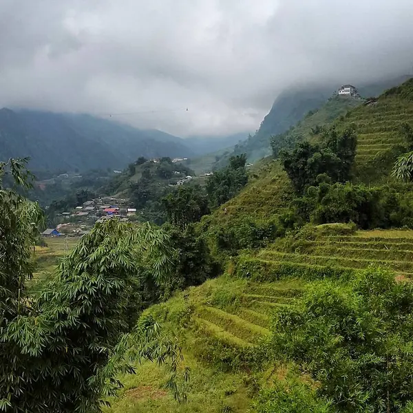 Sabahları dağların güzel manzarası