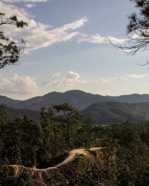 Dağları ve bulutları olan güzel bir manzara
