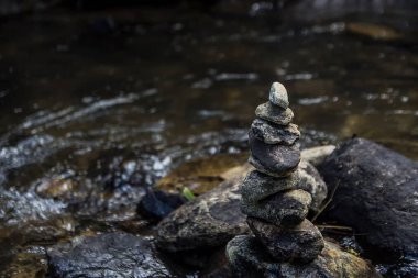 Suda küçük bir taş.