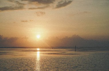 Denizin üzerinde güzel bir gün batımı. doğa arkaplanı