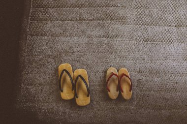 Ahşap zeminde ayakkabılar ve aksesuarlar.