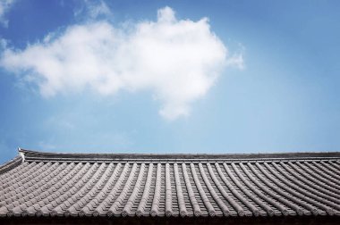 Beyaz bulutlu eski ahşap çatı