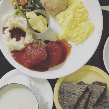 Yumurtalı kahvaltı ve kahve.