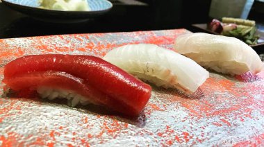 Limonlu ve wasabi soslu taze somon balığı.