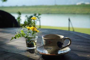Kahve fincanı ve çay masada.