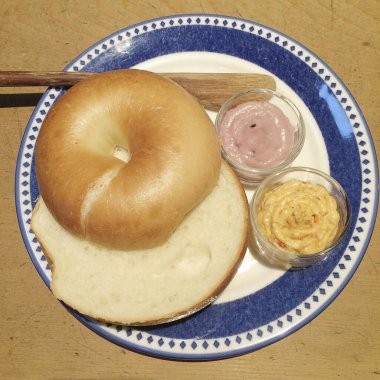 taze ekmek ve tereyağı