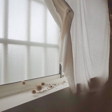 beyaz perdeli pencere