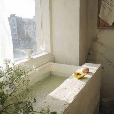 Modern bir tuvaletin içinde.