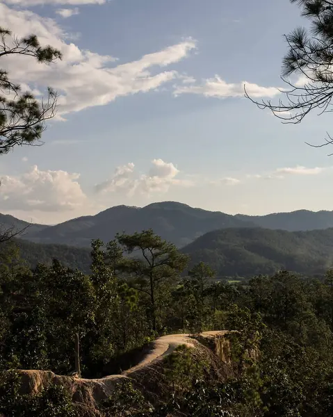 Dağları ve bulutları olan güzel bir manzara