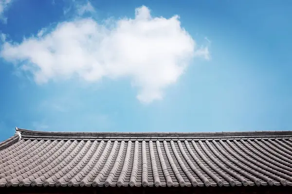 Beyaz bulutlu eski ahşap çatı