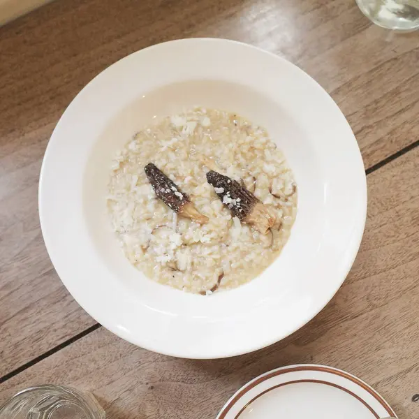 pirinç beyaz kasede süt ve pirinç beyaz masada..