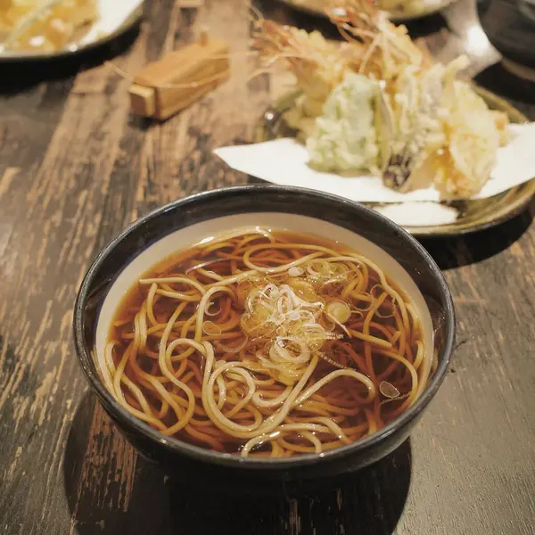 Lezzetli Asya yemeklerinin yakın görüntüsü