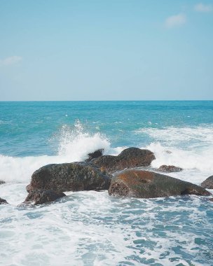 Kayalıklardaki deniz dalgaları.