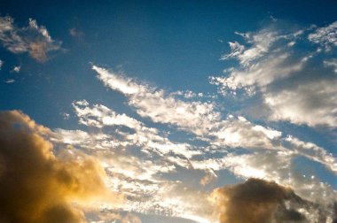 Bulutlu güzel gökyüzü, doğa arka planı