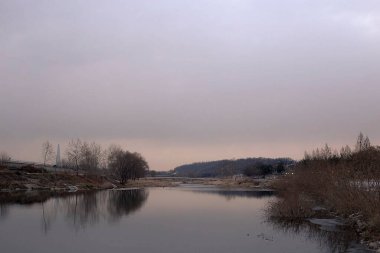 Arka planda nehir ve göl olan güzel bir manzara.