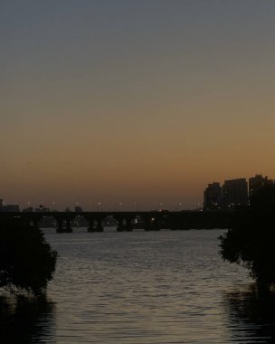 Sabah gün batımında nehirde