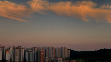 Şehrin üzerinde güzel bir gün batımı