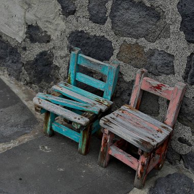 Santorini Adası 'nda iki eski mavi-beyaz tahta sandalye.