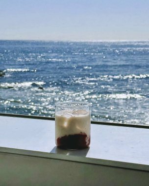 Masanın üzerinde bir fincan kahve.