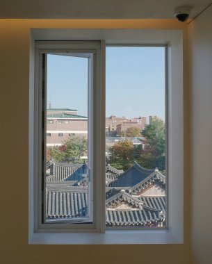 büyük bir bardak su ile pencere