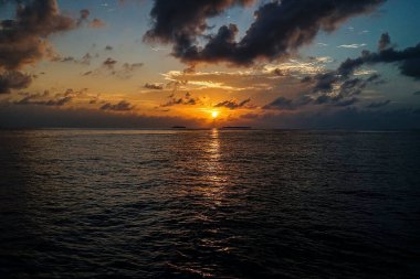 Denizin üzerinde güzel bir gün batımı