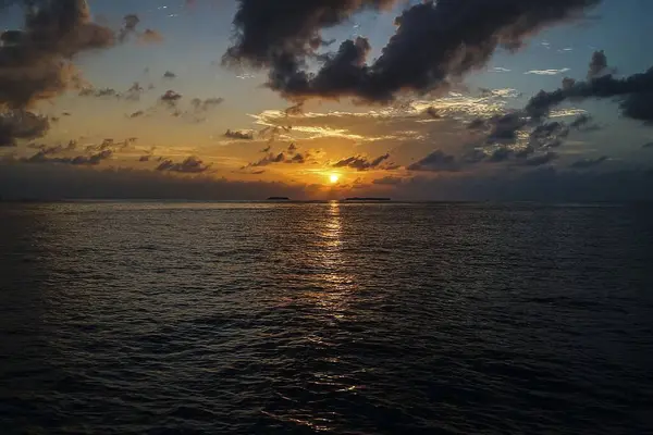 Denizin üzerinde güzel bir gün batımı