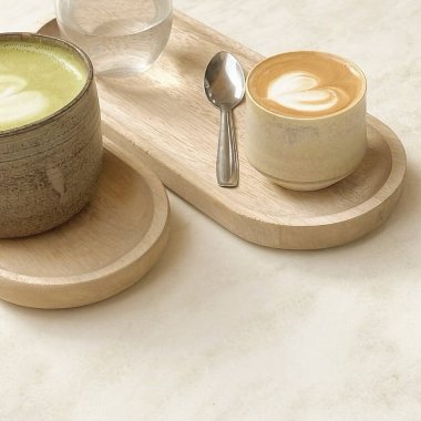 Yeşil çayla birlikte bir fincan kahve.