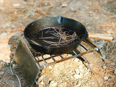 Yazın ateşte açık havada yemek pişirmek.