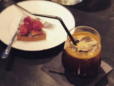 Çikolata soslu kahve ve buz.