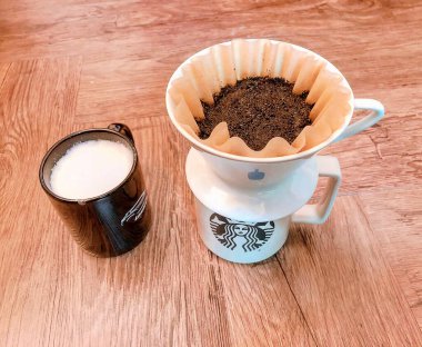 Kahve ve kahve ile sade kahve.