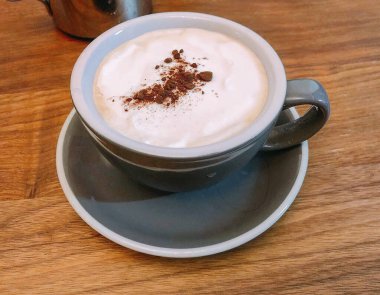 Kahve fincanı ve masada da kahve.