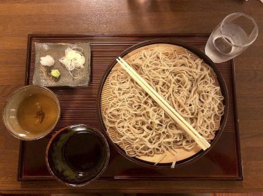 Japon mutfağı. Tavuk, sebze ve soya soslu erişte.