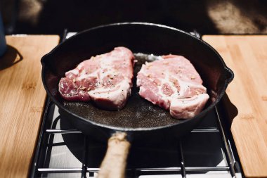 Mutfakta çiğ etle kızartma tavası.