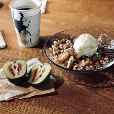 Ev yapımı elmalı dondurma.