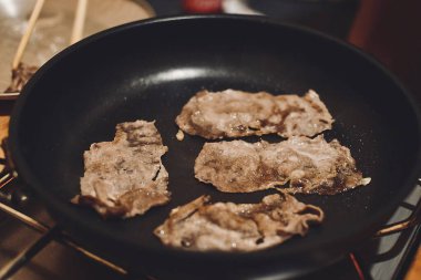 Mutfakta tavada tavuk eti pişiriyorum.