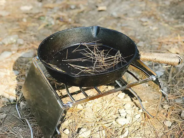 Yazın ateşte açık havada yemek pişirmek.