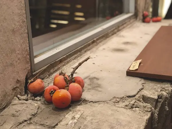 Kırmızı ve turuncu çiçekli ahşap bir masanın yakın plan çekimi.