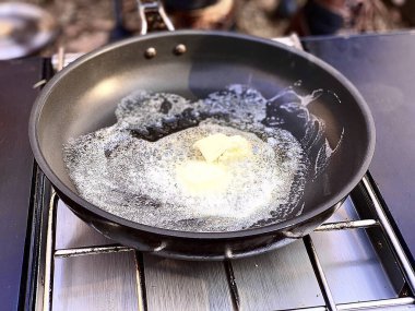 Gaz sobasıyla ocakta yemek pişirmek.