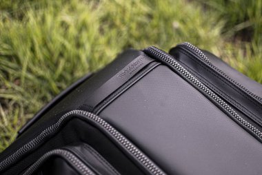 Sırt çantalı siyah bavul.