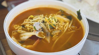 Baharatlı Tayland eriştesi ve karides.