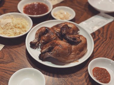 Soslu ve sebzeli kızarmış tavuk.