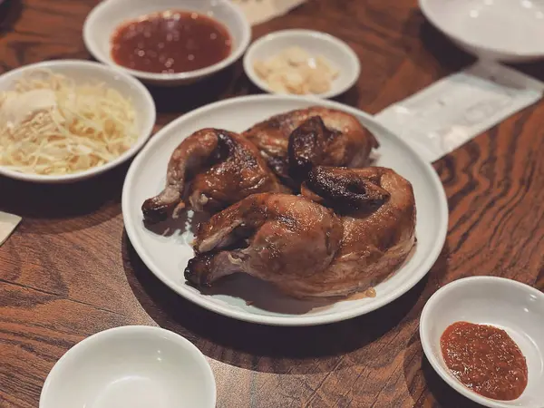 Soslu ve sebzeli kızarmış tavuk.