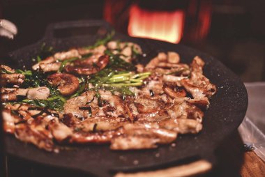 Sebzeli ve baharatlı kızarmış tavuk.