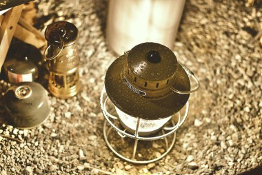 Tavanda eski bir lamba