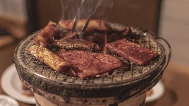 Ahşap bir tahtanın üzerinde sebzeli ve baharatlı ızgara biftek.