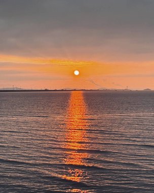 Denizin üzerinde güzel bir gün batımı