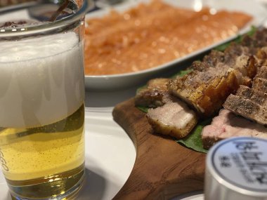 Manzarayı enfes yemeklerle kapatın.