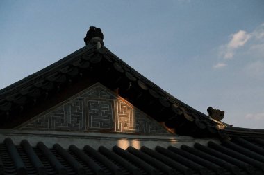 Arka planda en ünlü simge olan şehrin tapınağı.