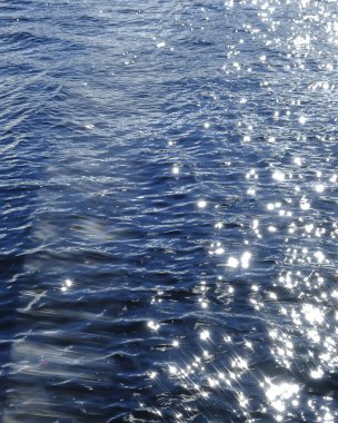 Siyah arkaplanda su sıçraması