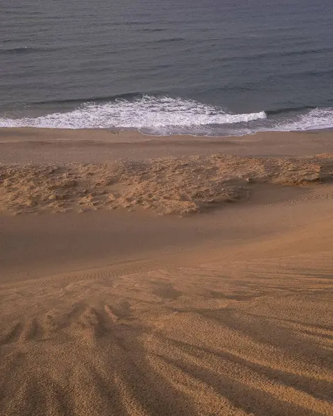 Atlantik kıyısındaki kumlu sahil.